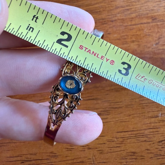 Vintage Cuff Gold Tone Bracelet Unbranded Filigree Art Deco Blue No Markings. - Picture 10 of 10